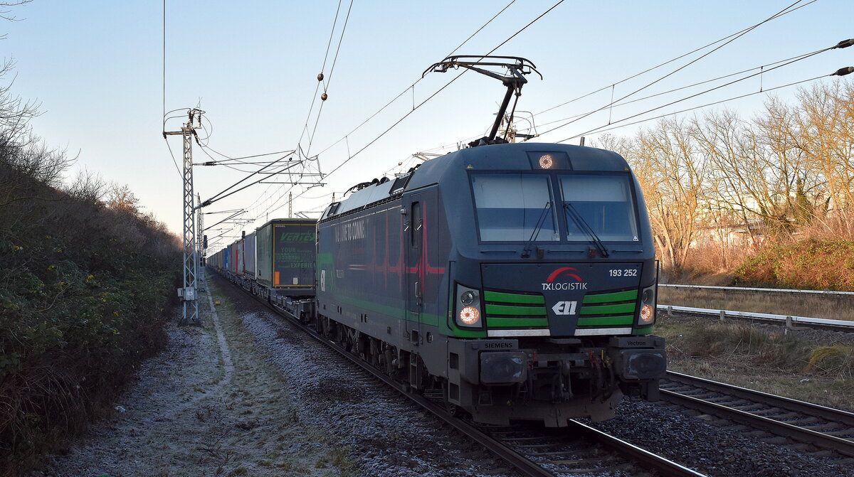 TX Logistik AG, Troisdorf [D] mit der geleasten ELL Vectron  193 252  [NVR-Nummer: 91 80 6193 252-4 D-ELOC] und KLV-Zug aus Rostock Seehafen kommend am 17.12.25 Durchfahrt Bahnhof Berlin-Hohenschönhausen.