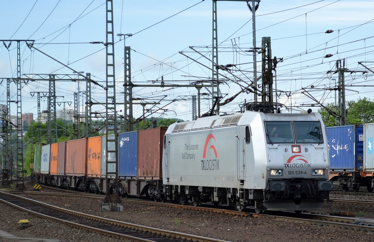 TXL 185 539-4 mit Containerzug am 09.05.14 Durchfahrt Bhf. Fulda.