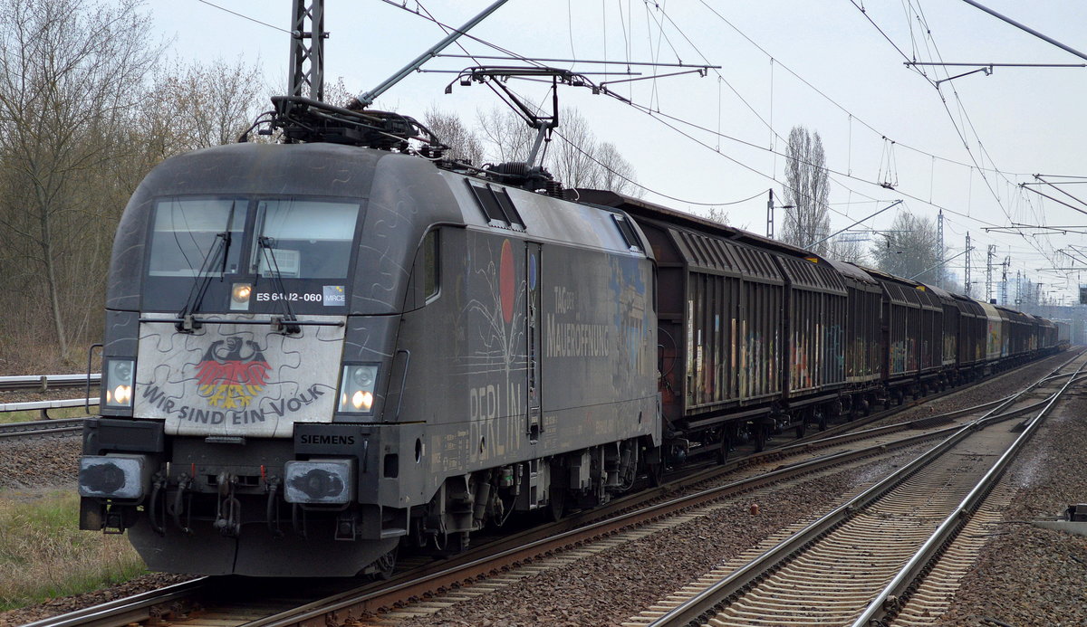 TXL mit dem leider ziemlich schmutzigen MRCE Taurus ES 64 U2-060 [NVR-Number: 91 80 6182 560-3 D-DISPO, Siemens Bj.2004]  Tag der Maueröffnung  und einem gemischten Güterzug am 30.03.17 Bf. Berlin-Hohenschönhausen.
