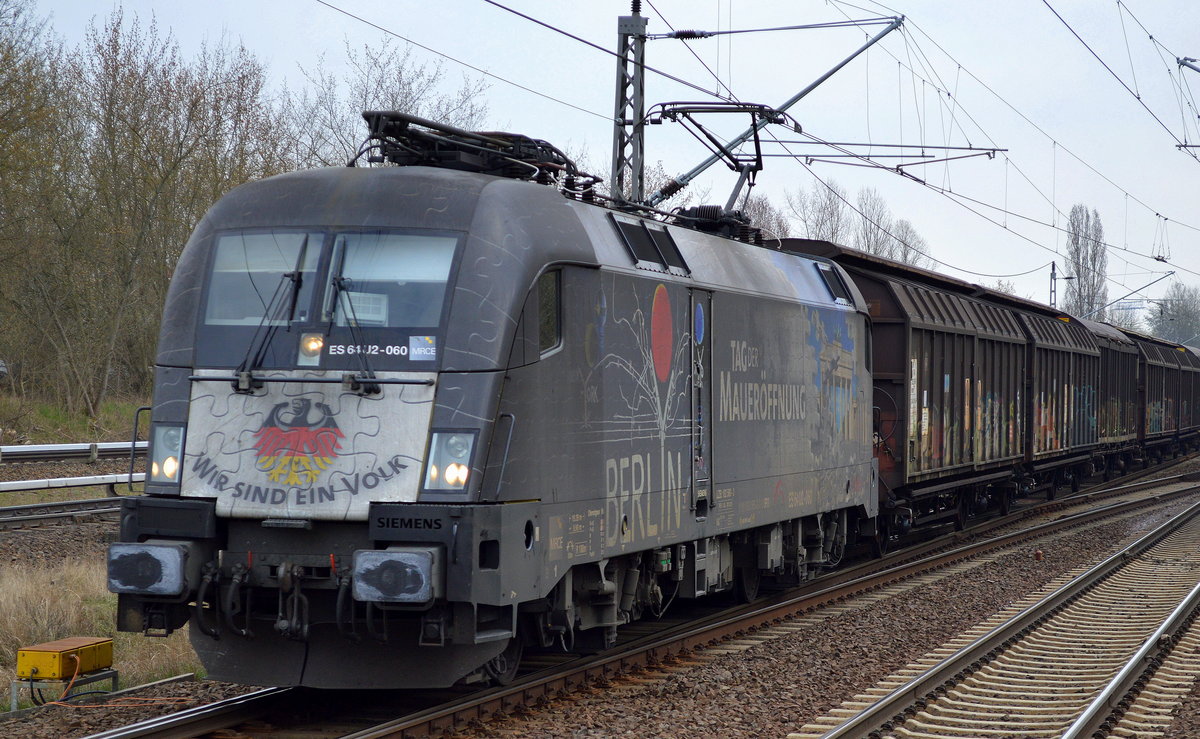 TXL mit dem leider ziemlich schmutzigen MRCE Taurus ES 64 U2-060 [NVR-Number: 91 80 6182 560-3 D-DISPO, Siemens Bj.2004]  Tag der Maueröffnung  und einem gemischten Güterzug am 30.03.17 Bf. Berlin-Hohenschönhausen.