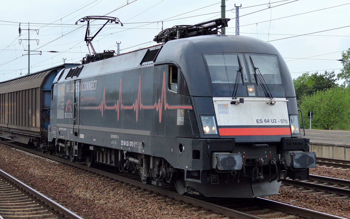 TXL mit dem MRCE Taurus ES 64 U2-070/182 570-2[NVR-Number: 91 80 6182 538-9 D-DISPO, Siemens Bj.2004]  WE LOVE TO CONNECT  mit Ganzzug Schiebewandwagen am 13.05.17 BF. Flughafen Berlin-Schönefeld. 
