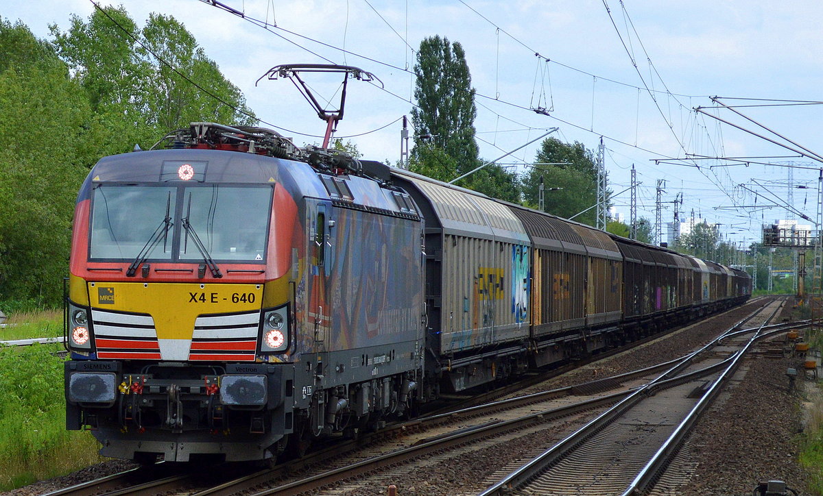 TXL mit der MRCE Vectron (wurde 2016 auf der INNO TRANS präsentiert) X4 E - 640 [NVR-Number: 91 80 6193 640-0 D-DISPO, Siemens Bj.2016]  CONNECTED BY RAIL  und einem Ganzzug Schiebewandwagen am 29.07.17 Berlin-Hohenschönhausen.