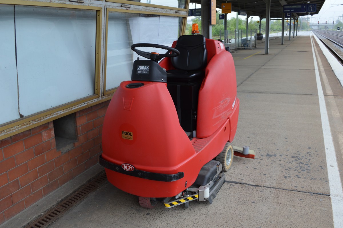Typische Kehr-/Saugmaschine vom Hersteller RCM (POOL EXCLUSIVE) zum Reinigen  der Bodenflächen von Bahnsteigen und Bahnhofsgebäuden am 01.06.15 Bhf. Flughafen Berlin-Schönefeld.