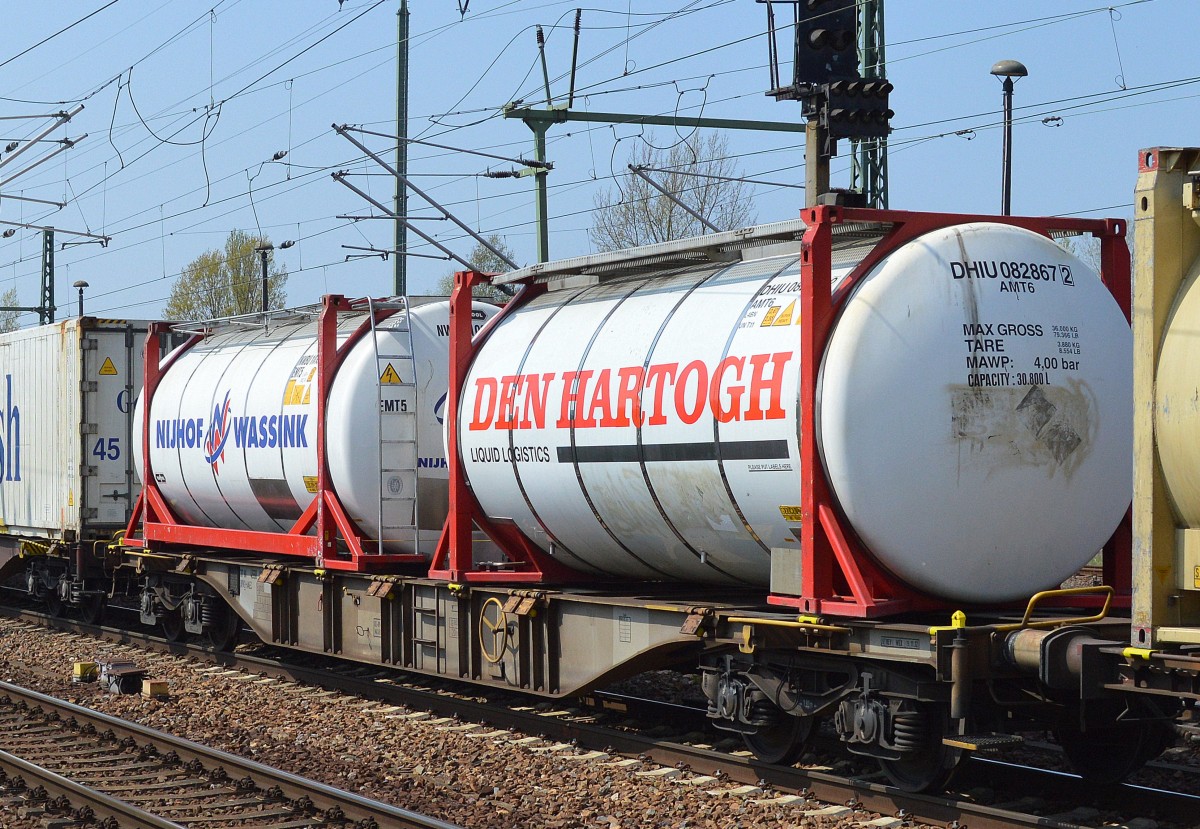 Typische niederländische Kesselcontainer von NIJHOF WASSINK und DEN HARTOGH am 24.04.15 Bhf. Flughafen Berlin-Schönefeld.