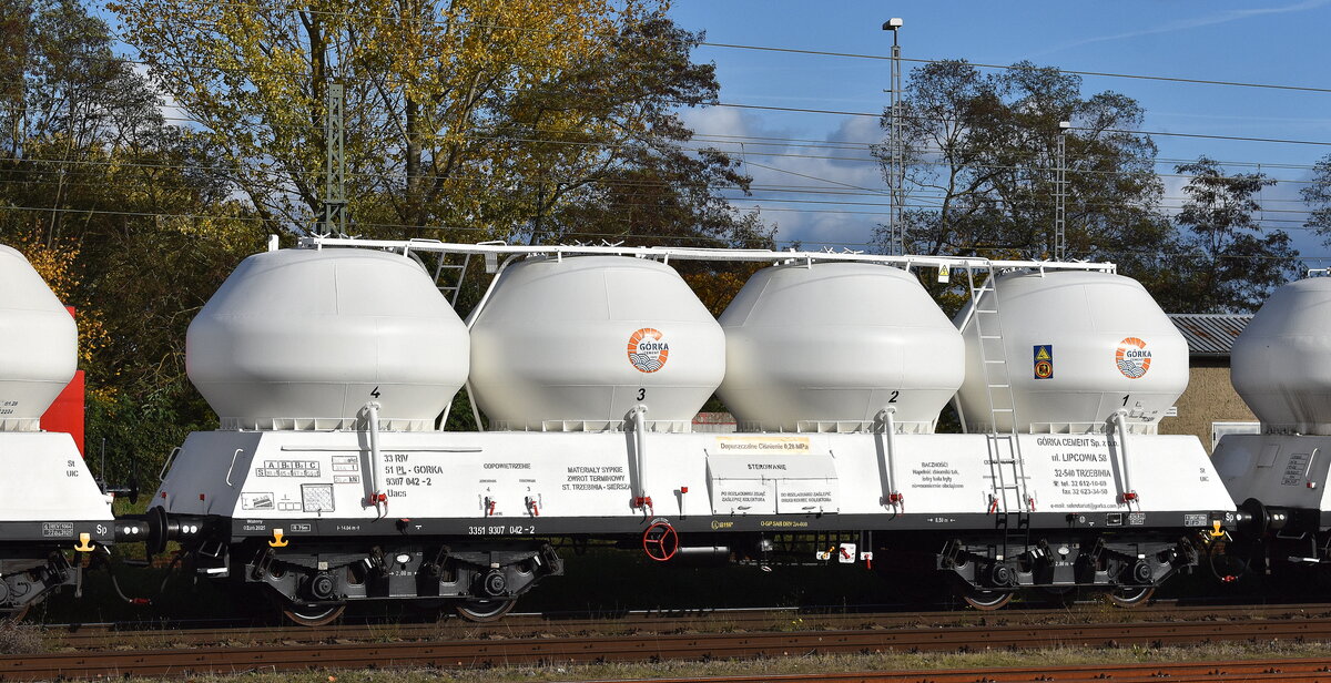 Typischer osteuropäischer viertürmiger Drehgestell-Zementstaubsilowagen der polnischen Fa. GÓRKA CEMENT Sp. z o.o. mit der Nr. 33 RIV 51 PL-GORKA 9307 042-2 Uacs in einem Ganzzug am 29.10.25 Höhe Bahnhof Frankfurt/Oder.