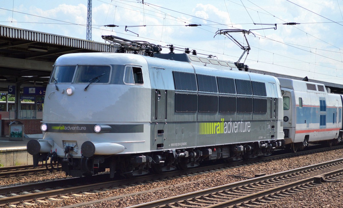 Über die Farbe und Ästhetik dieser ersten privaten 103ér, der 103 222-6 (91 80 6103 222-6 D-RADVE, KM/Siemens Bj.1973) die bei Railadventure im Einsatz ist wurde ja schon viel diskutiert, wäre sie mir jetzt vormittags bei Sonne und blauem Himmel entgegengekommen (normalerweise ideale Lichtverhältnisse)würde mir glaube ich gerade diese Lokomotive in diesem Design überhaupt nicht gefallen, allerdings bei anderen Lichtverhältnissen je nach Licht- und Schatteneinfall hat sie interessanterweise dann doch ihren optischen Reiz, 16.07.15 Bhf. Flughafen Berlin-Schönefeld.