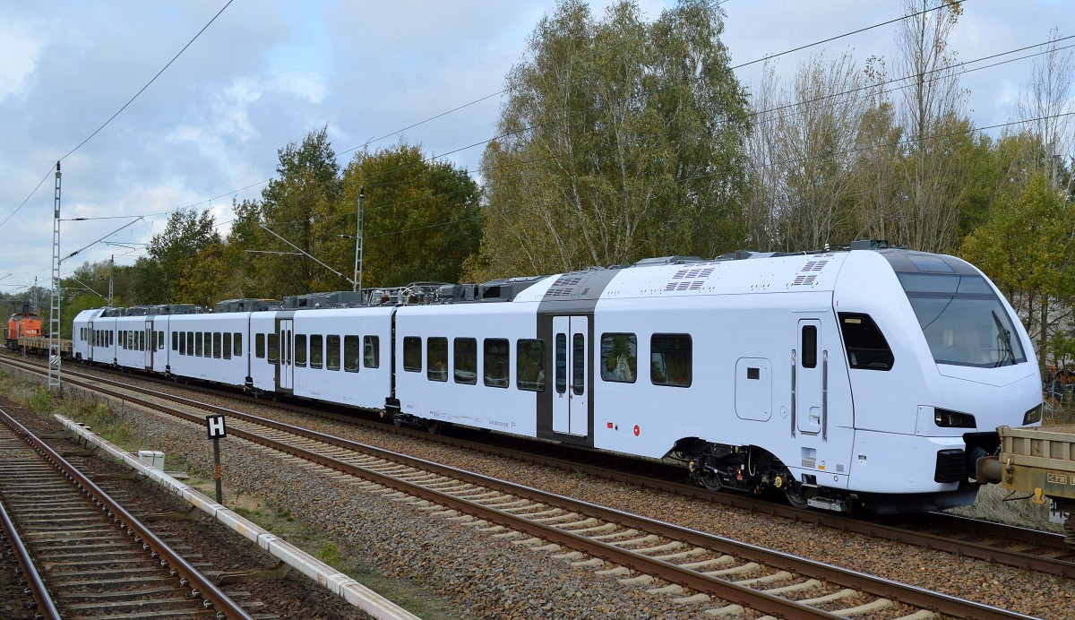 Überführungsfahrt eines fabrikneuen fünfteiligen FLIRT für die DB Regio (94 80 0429 620-8 D-DB) durch die hvele Lok V160.5 (203 143-3) am 21.10.14 in Mühlenbeck/Mönchmühle b.Berlion Richtung Oranienburg.