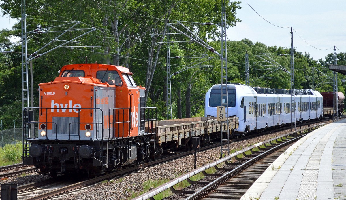 Überführungsfahrt eines fabrikneuen fünfteiligen STADLER FLIRT für die DB der BR 429 Richtung Oranienburg durch hvle V160.9 (92 80 1203 141-7 D-HVLE, LEW Bj.1975) am 16.06.14 Mühlenbeck/Mönchmühle.