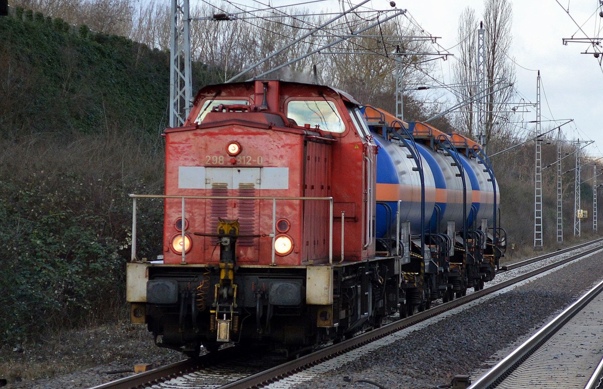 Übergabe von drei GRILLO Gasdruckkesselwagen durch 298 312-0 Richtung Industrieübergbabegebiet Nordost am 28.01.16 Berlin-Hohenschönhausen.