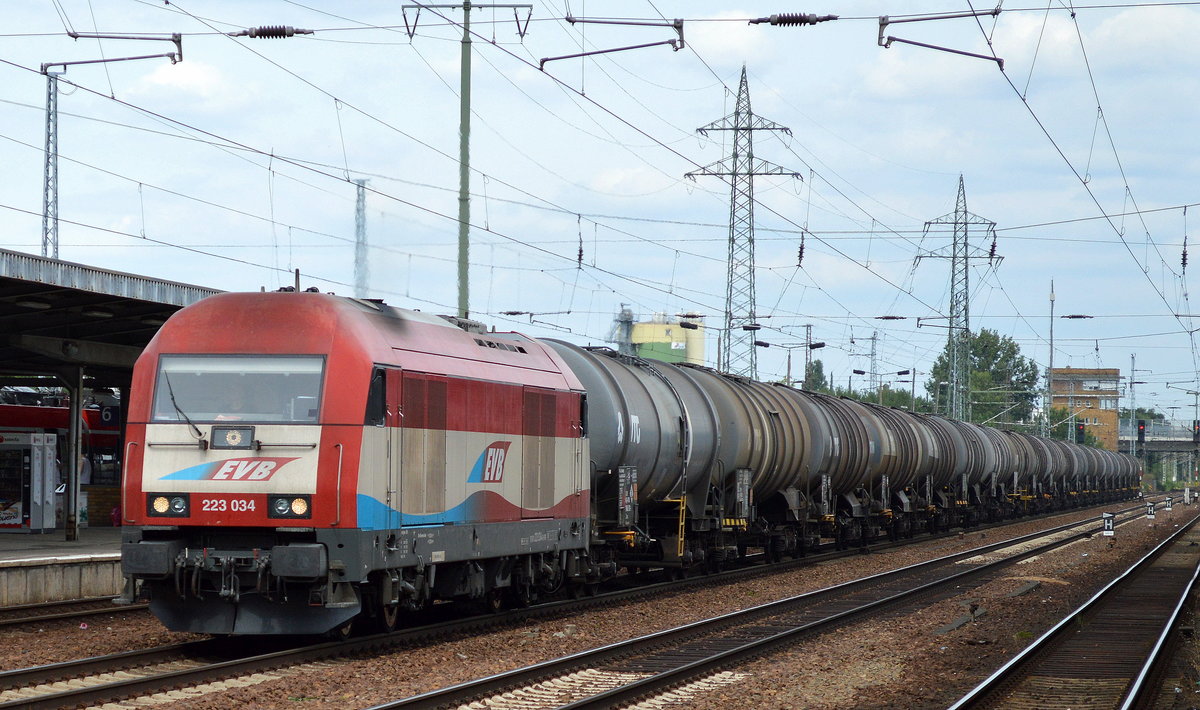 Überraschend, da relativ selten bei uns vertreten, die EVB/MWB 223 034-0 mit Kesselwagenzug am 23.07.16 Durchfahrt Bf. Flughafen Berlin-Schönefeld. 