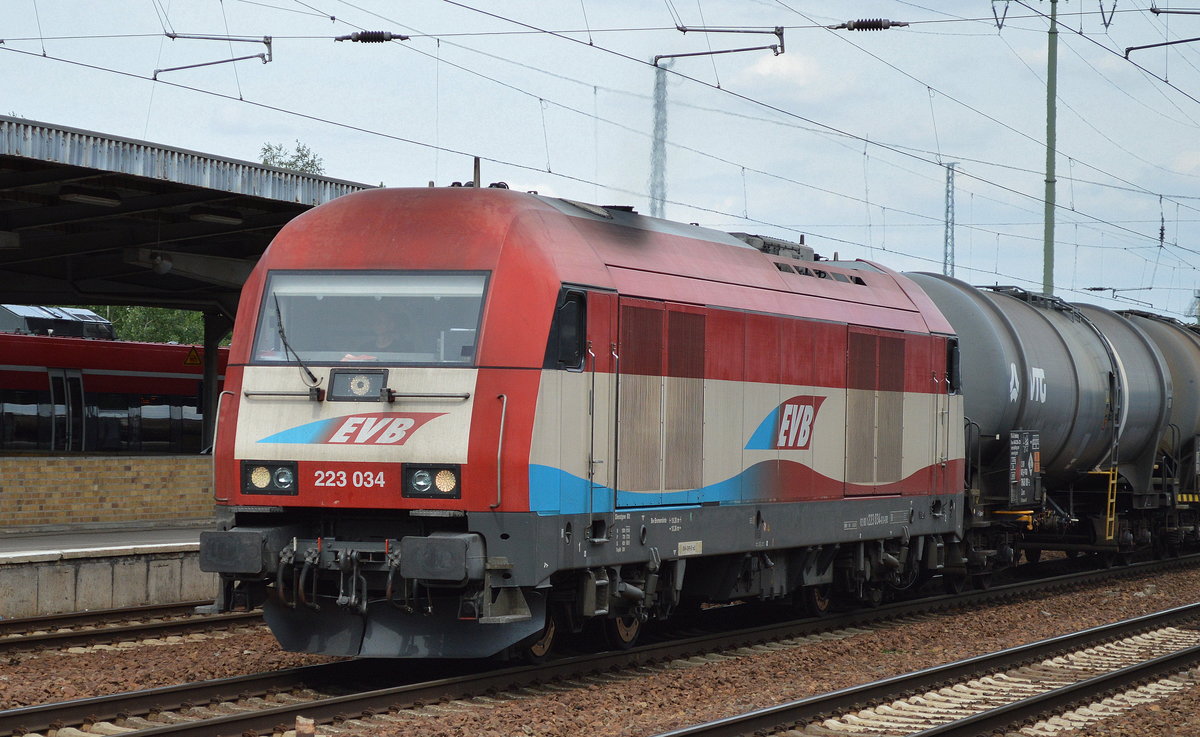 Überraschend, da relativ selten bei uns vertreten, die EVB/MWB 223 034-0 mit Kesselwagenzug am 23.07.16 Durchfahrt Bf. Flughafen Berlin-Schönefeld. 