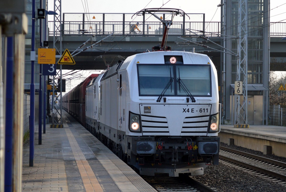 Überraschend und erfreulich, nachdem DB Schenker Rail eine ganze Reihe neuer MRCE Vectron angemietet hat sichtete ich nun heute das erste Mal eine Doppeltraktion mit den Vectron-Loks mit den fast täglich stattfindenden Erztransporten durch Berlin, hier MRCE X4 E - 611  (91 80 6193 611-1 D-DISPO, Siemens Bj.2015]  + X4 E - 6?? mit Leerzug am 16.12.15 Berlin-Hohenschönhausen Richtung Norden. Ich hoffe das wiederholt sich in den nächsten Tagen.