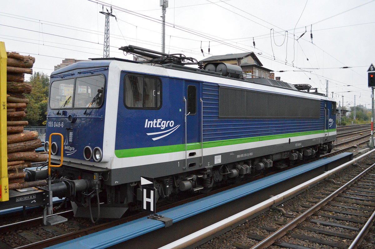 Überraschend stand PRESS 155 048-6 mit einem Ganzzug Stammholz-Transportwaghen am S-Bhf. Berlin Greifswalder Str aam 10.10.17 zum frühen Abend abgestellt.