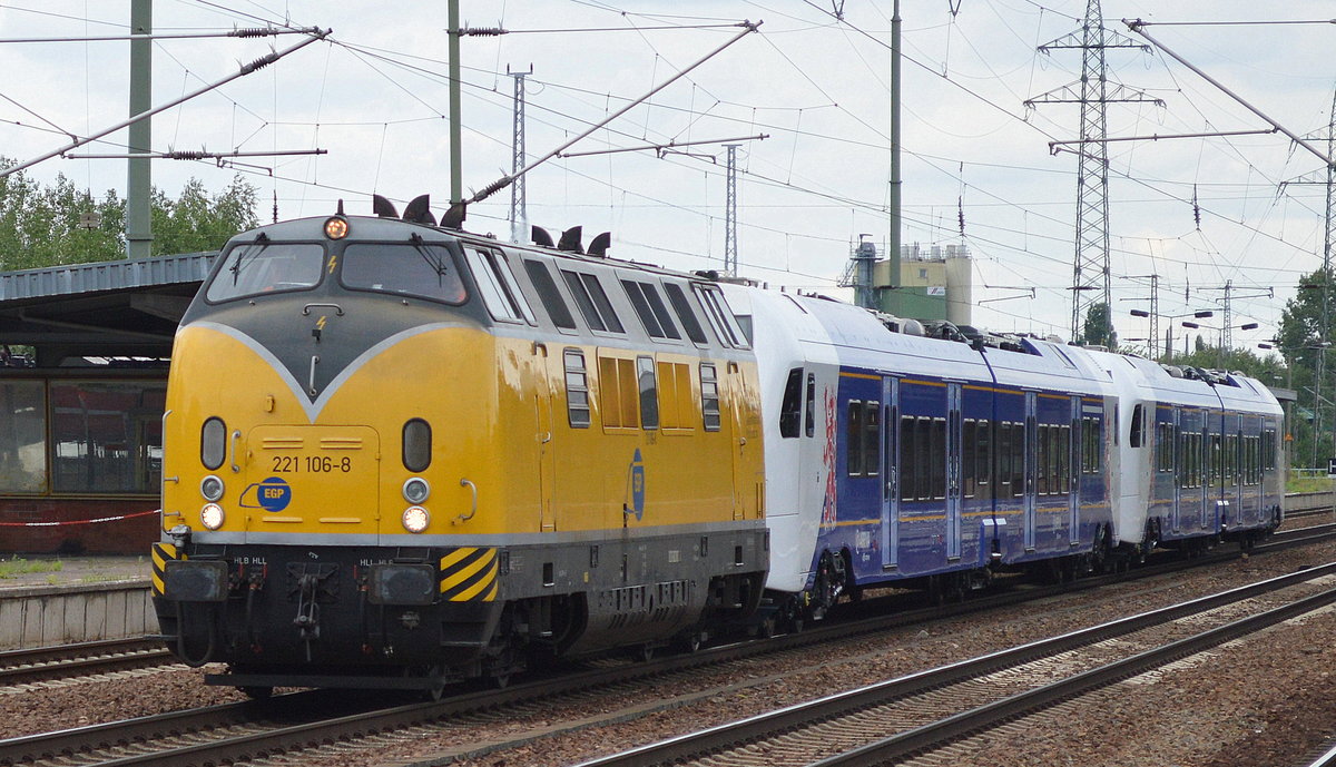 Überraschende Überführungsfahrt zur frühen Mittagszeit heute am Samstag, die schöne gelbe EGP 221 106-8 mit zwei fabrikneuen zweiteiligen FLIRT 3 Triebzügen für die Niederlande und die DB Tochter ARIVVA Niederlande bei der Durchfahrt Bf. Flughafen Berlin-Schönefeld, 30.07.16 