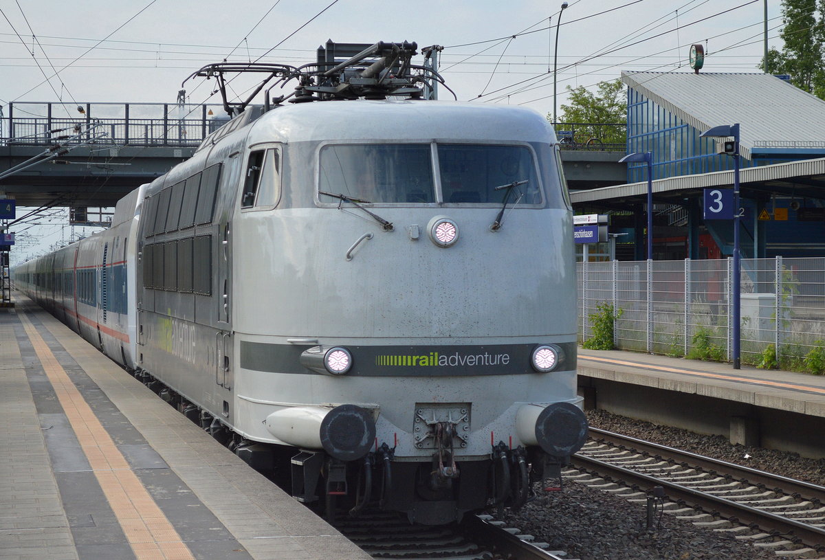 Überraschung am frühen Abend, railadventure 103 222-6 bei der Rücküberführung aus Minden einer Talgo Nachtzugwagen-Garnitur am 19.05.16 Durchfahrt Bf. Berlin-Hohenschönhausen.