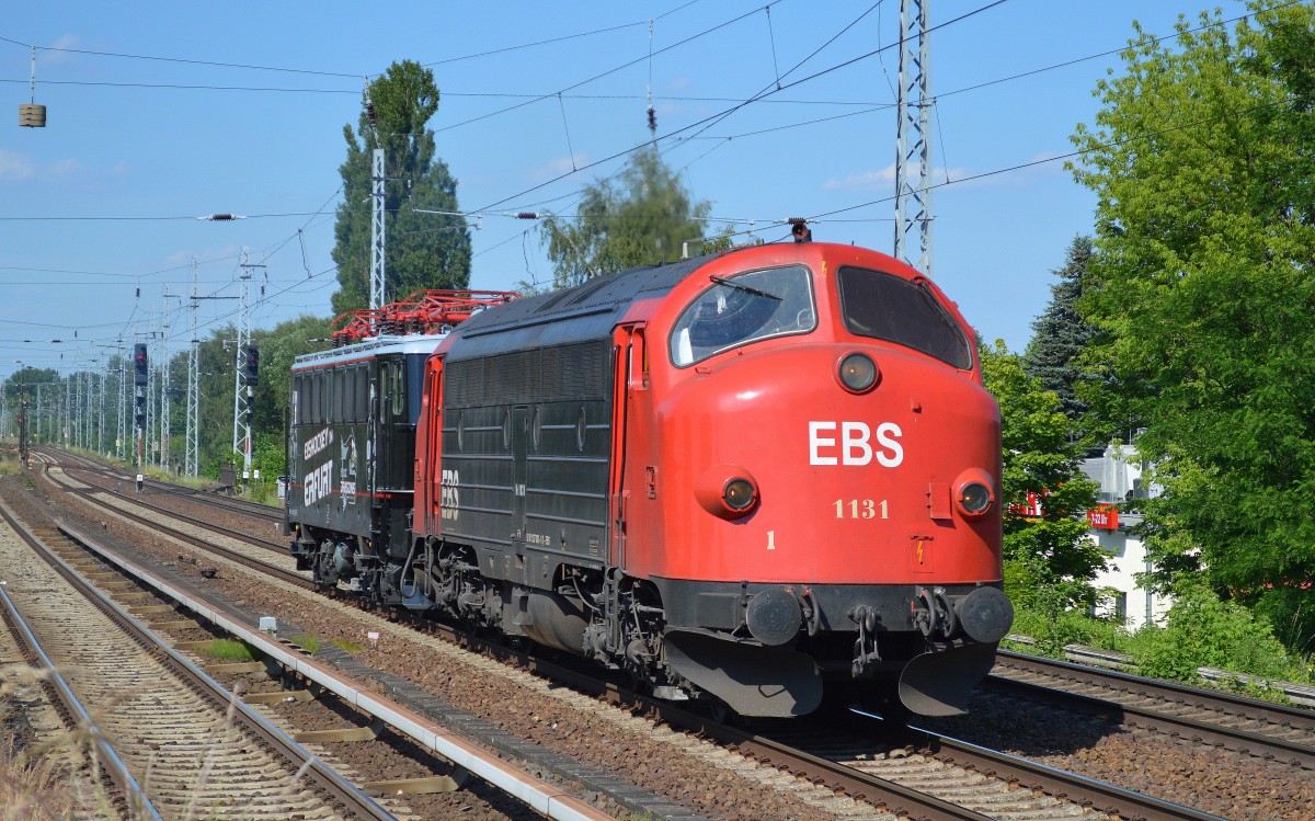 �berraschung am Samstag vor Pfingsten in Berlin Karow, die Erfurter Bahnservice GmbH (EBS) mit ihrer Nohab 1131 (92 80 1227 003-1 D-EBS, Nohab 1957) mit der schwarzen EBS 142 145-2 am Haken Richtung Krower Kreuz Berlin, 07.06.14