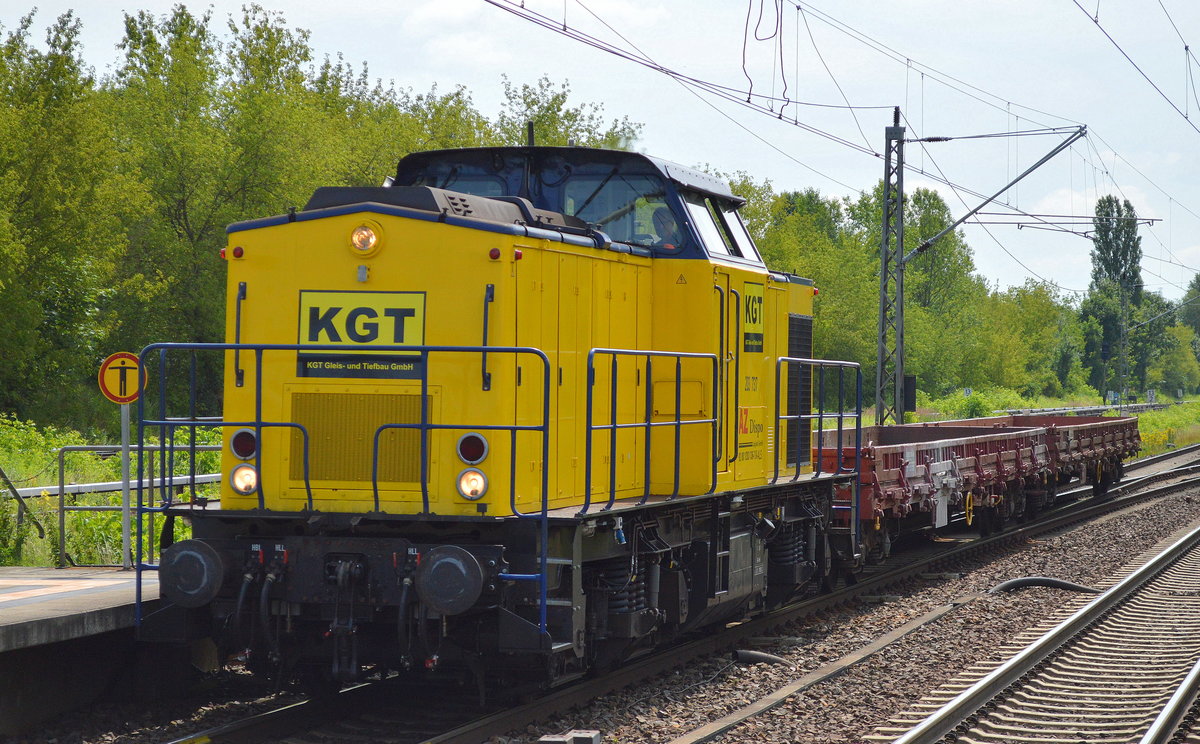 Übr die Fa. AZ Dispo Logistik GmbH für die Fa. KGT im Einsatz die Alstom 203 737 [NVR-Nummer: 92 80 1203 136-7 D-ALS, LEW Bj.1974, Umabau 2002 Konzept BR 203.1)mit zwei leeren Drehgestell-Flachwagen am 11.07.17 Berlin-Hohenschönhausen.