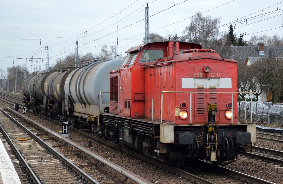 Und dann kam tatsächlich noch die 298 312-0 mit einem Übergabe Güterzug von drei Kesselwagen, 02.12.15 Berlin-Hirschgarten. 