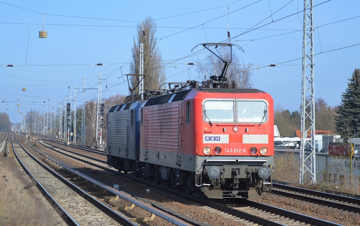Und noch eine neue RBH 143�r, die RBH 137/143 812-6 zusammen mit der blauen Schwester RBH 143/143 143 am 18.02.15 Richtung Karower Kreuz Berlin.
