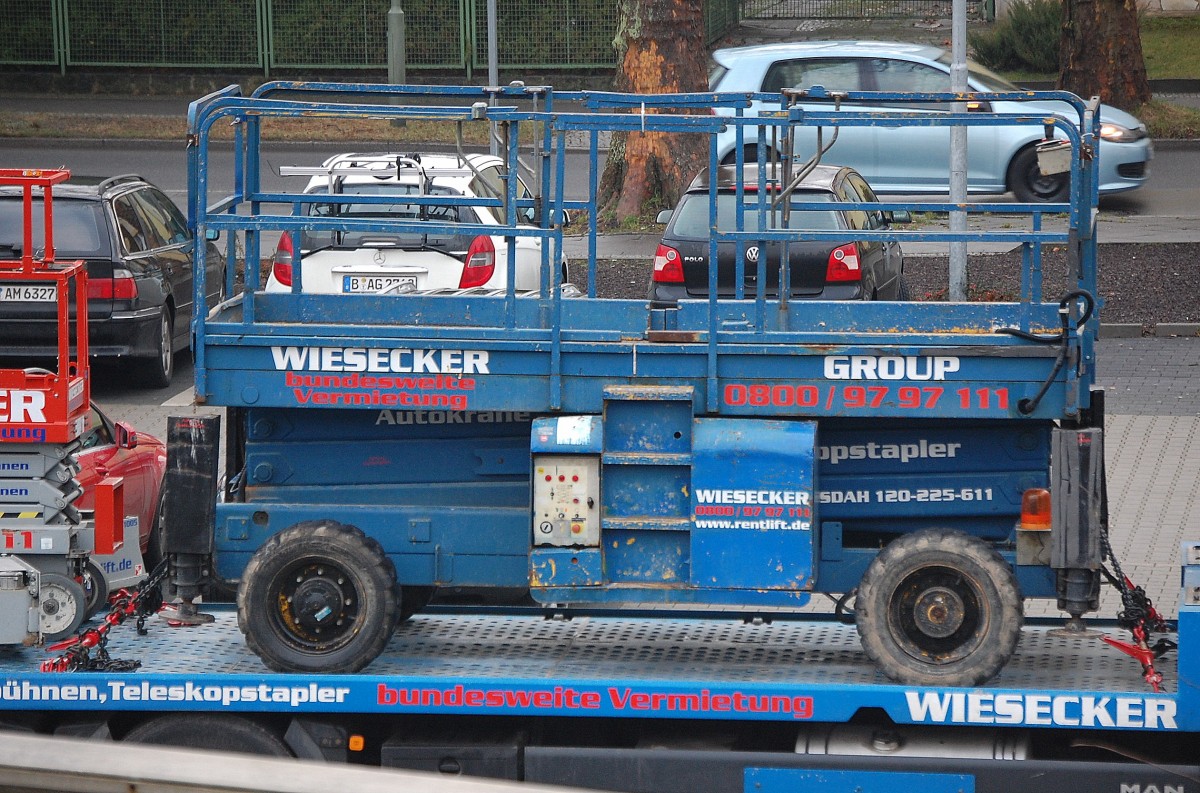 Und Nr.3 der mobilen Hebearbeitsbühnen der Vermietfirma WIESECKER Typ? auf der Ladefläche des anliefernden LKW´s am 17.01.14 Berlin-Karow.