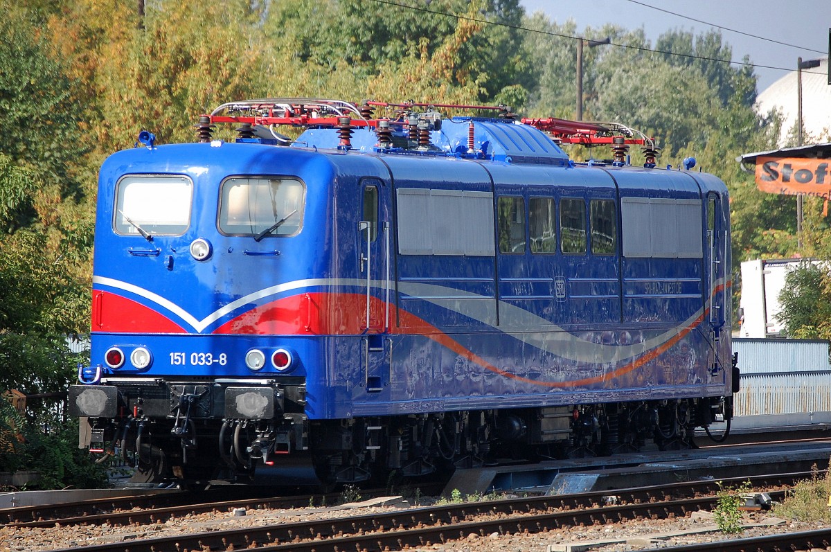 Und nun noch eine zweite wundersch�ne blaue SRI 151�r, noch ganz frisch gl�nzend und anscheinend f�r EGP im Einsatz, 151 033-8 (91 80 6151 033-8 D-SRI, Krauss Maffei Bj.1974) am 14.09.13 am alten Gbf. Berlin Greifswalder Str. abgestellt.