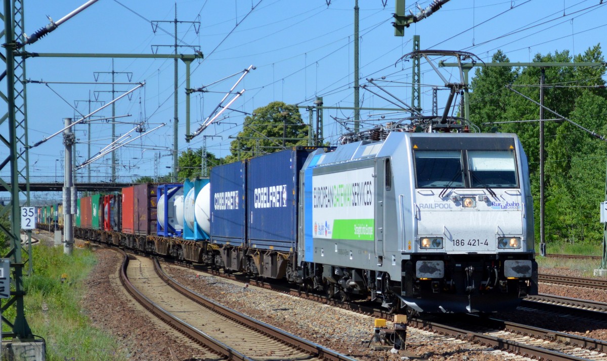 Und weil sie so schön ist nochmal mit dem ganzen Containerzug, RTBC mit 186 421-4 am 04.06.15 Bhf. Flughafen Berlin-Schönefeld.