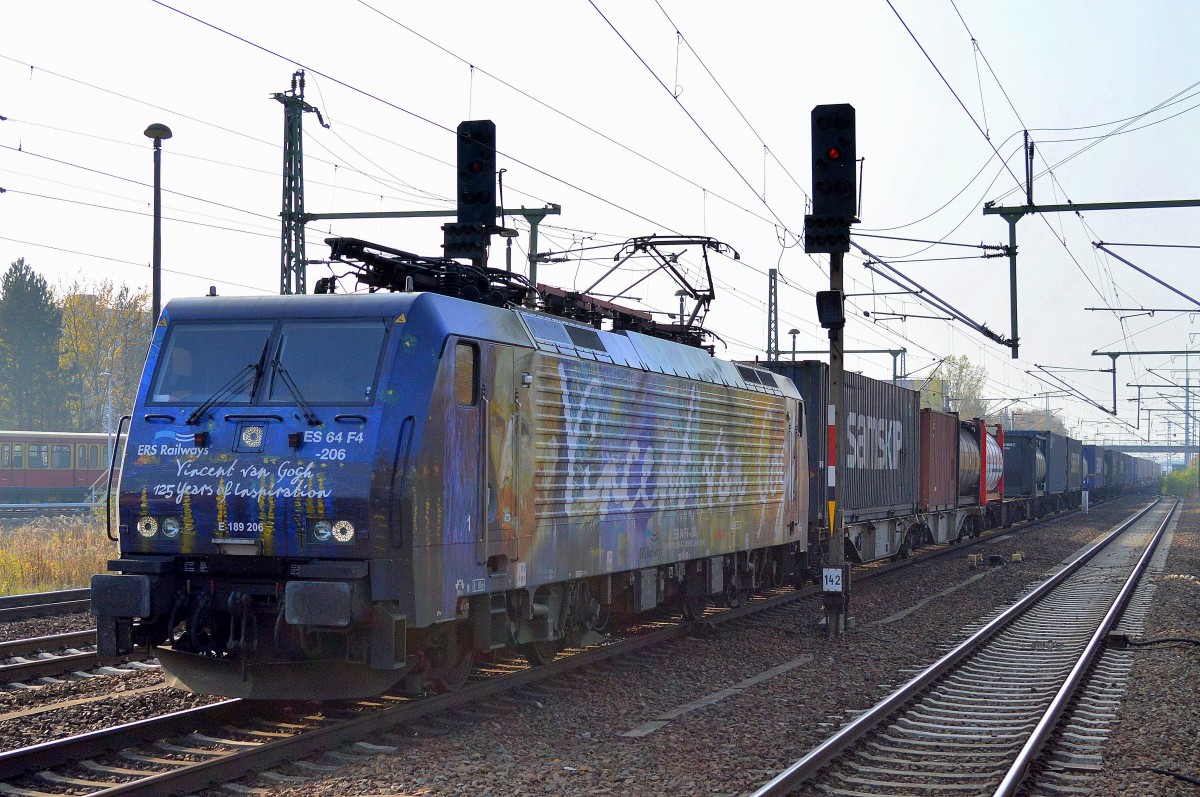 Und weil sie so schön ist und das Herbstlicht sie auch noch mal erstrahlen lässt, die ERSR E 189 206 mit dem Poznan-Shuttle am 29.06.15 Bhf. Flughafen Berlin-Schönefeld.