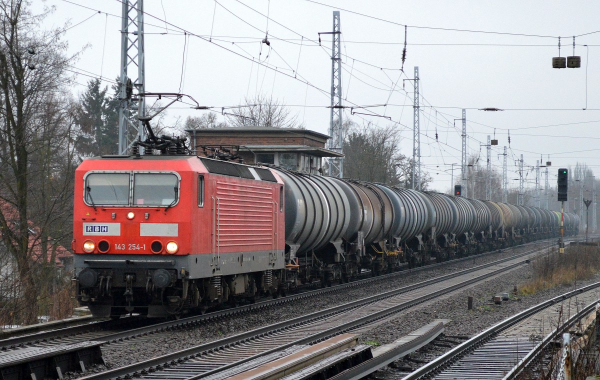 Und eine weitere 143�r im Fuhrpark von RBH, RBH 135/143 254-1 mit Kesselwagenzug Richtung Schwedt am 07.01.15 Berlin-Karow.
