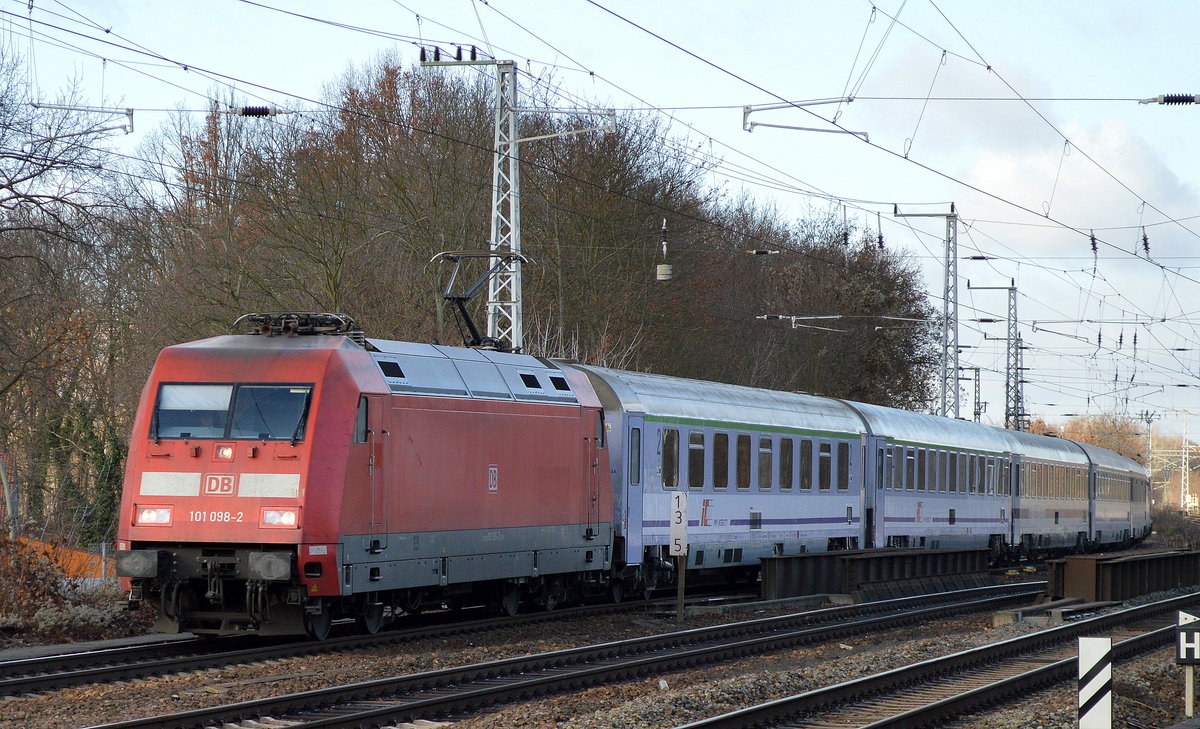 Ungewöhnlich ist im Moment nicht nur das der EC von Berlin nach Warschau nicht nur die lange Umleitung über Cottbus nach Frankfurt(Oder) fahren muss aufgrund der Vollsperrung zwischen Berlin-Hirschgarten-Rahnsdorf, sondern in diesem Fall war wohl der am Ende des Zuges hängende PKP Husarz 5 370 007 ausgefallen und 101 098-2 zog nun den EC Richtung Frankfurt(oder), 27.11.16 Berlin-Grünau.