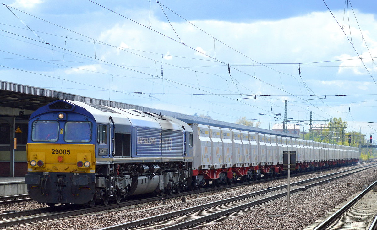 Ungewöhnliche Güterzugleistung, die HHPI 29005  Ted Gaffney  (266 029-8) mit einem Ganzzug österreichischer Containertragwagen mit den Spezial-innofreigt Containern der Fa. MERTZ bei der Durchfahrt Bf. Flughafen Berlin-Schönefeld. Eine ähnliche Güterzugleistung hatte ich ca. ein Jahr davor mit einer Voith Maxima einer Stuttgarter EVU vor Ort schon mal gesichtet, was man damit hier im Nordosten transportiert ist mir leider unbekannt?