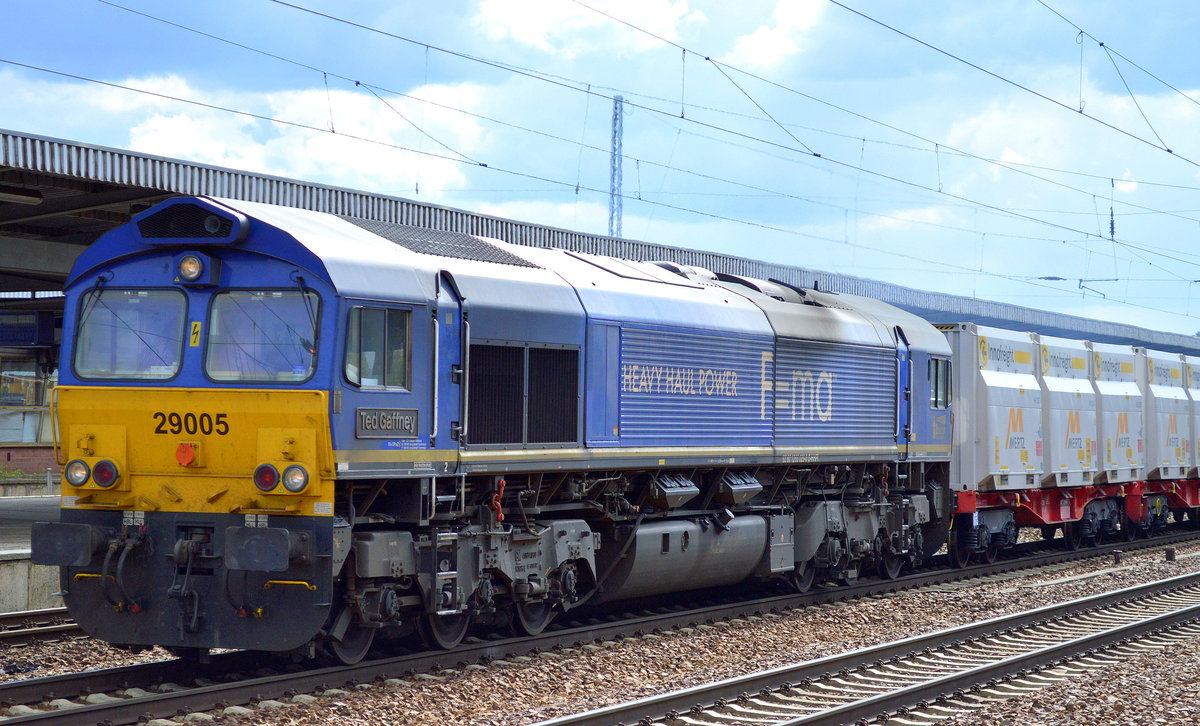 Ungewöhnliche Güterzugleistung, die HHPI 29005  Ted Gaffney  (266 029-8) mit einem Ganzzug österreichischer Containertragwagen mit den Spezial-innofreigt Containern der Fa. MERTZ bei der Durchfahrt Bf. Flughafen Berlin-Schönefeld. Eine ähnliche Güterzugleistung hatte ich ca. ein Jahr davor mit einer Voith Maxima einer Stuttgarter EVU vor Ort schon mal gesichtet, was man damit hier im Nordosten transportiert ist mir leider unbekannt?