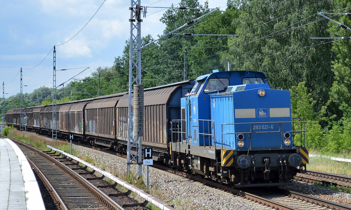 Ungewöhnliche Güterzugleistung PRESS 293 021-6 [NVR-Nummer: 92 80 1293 881-9 D-PRESS, LEW Bj.1977,Umabau 1995 gemäß Umbaukonzept BR 293 der ABB Daimler Benz Transportation GmbH] laut Recherche vermiete an die Fa. SKW Stickstoffwerke Piesteritz GmbH, Lutherstadt Wittenberg mit einigen Schiebewandwagen am 14.07.17 Mühlenbeck bei Berlin. Grüße an den winkenden Tf, !!!