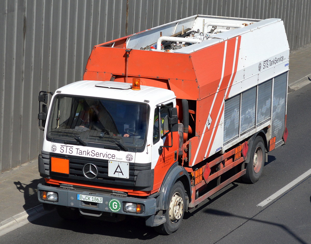 Ungewöhnlicher älterer MB Tanklaster (UN-Nr. 30/1202 = Dieselkraftstoff) der Fa. STS TankService am 21.04.16 Berliner Stadtautobahn Höhe Knobelsdorffstr.   