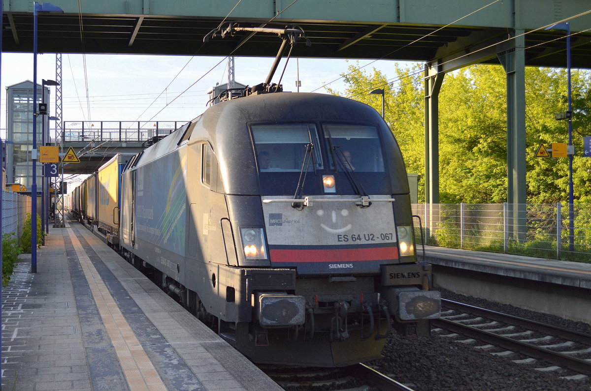 Ungewohnt früh war heute TXL mit dem MRCE Taurus ES 64 U2-067[NVR-Number: 91 80 6182 567-8 D-DISPO, Siemens Bj.2004]und KLV-Zug auf dem Berliner Außenring Richtung Norden unterwegs, 25.05.17 Bf. Berlin-Hohenschönhausen.   
