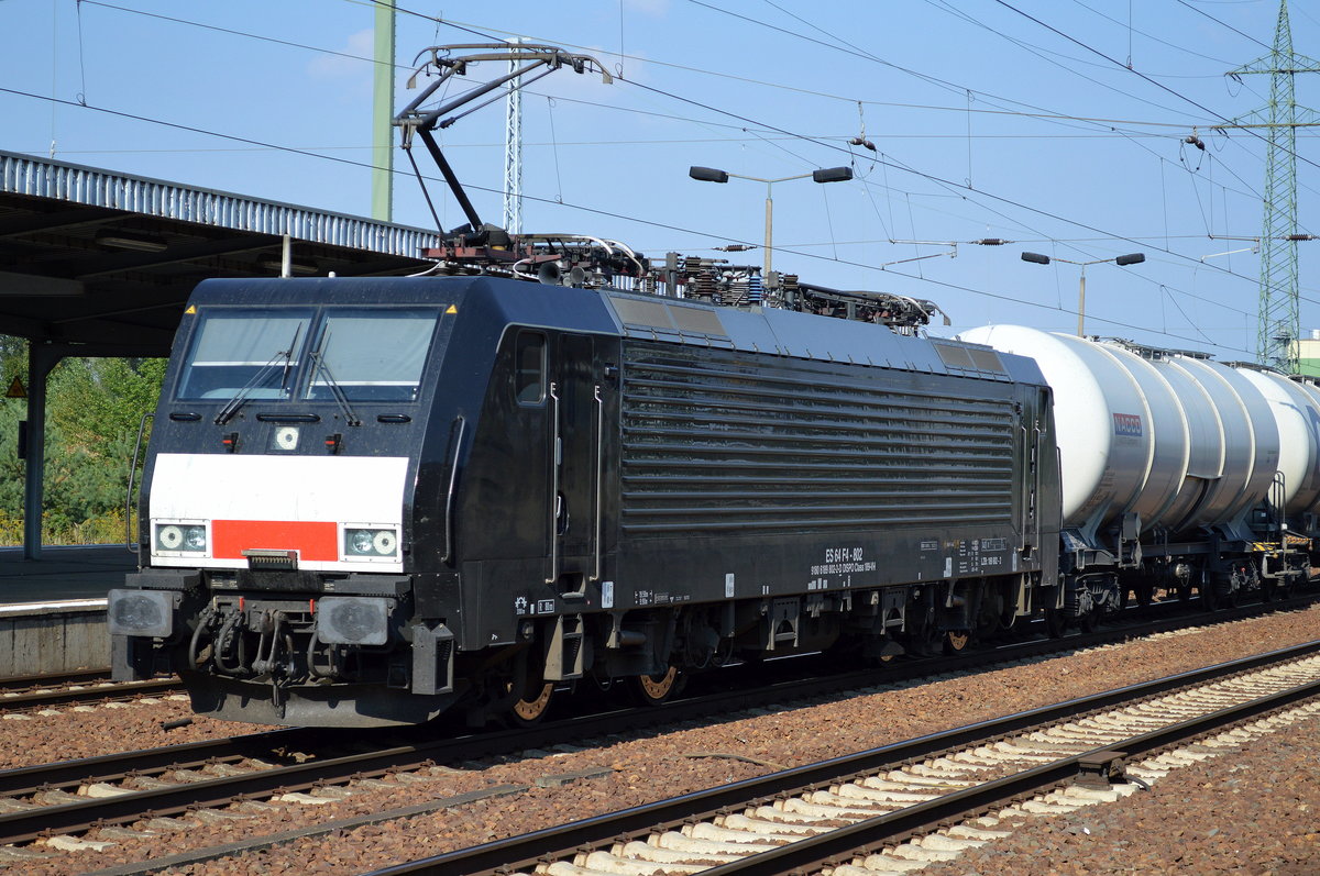 Ungewohnter Anblick, eine MRCE 189ér ohne Frontbezeichnung, es handelt sich um die Lok ES 64 F4 - 802/189 802-2 mit Kesselwagenzug. Diese ehemalige PKP Cargo 189ér ist jetzt an CTL vermietet, 13.09.16 Bf. Flughafen Berlin-Schönefeld.