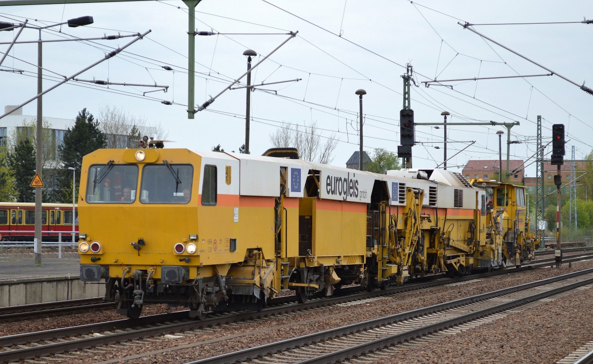 Universalstopfmaschine MATISA Typ B 66 U + Schnellschotterplaniermaschine P&T SSP 110 SW der Fa. eugleis GmbH bei der Durchfahrt Bhf. Flughafen Berlin-Schönefeld, 11.04.14