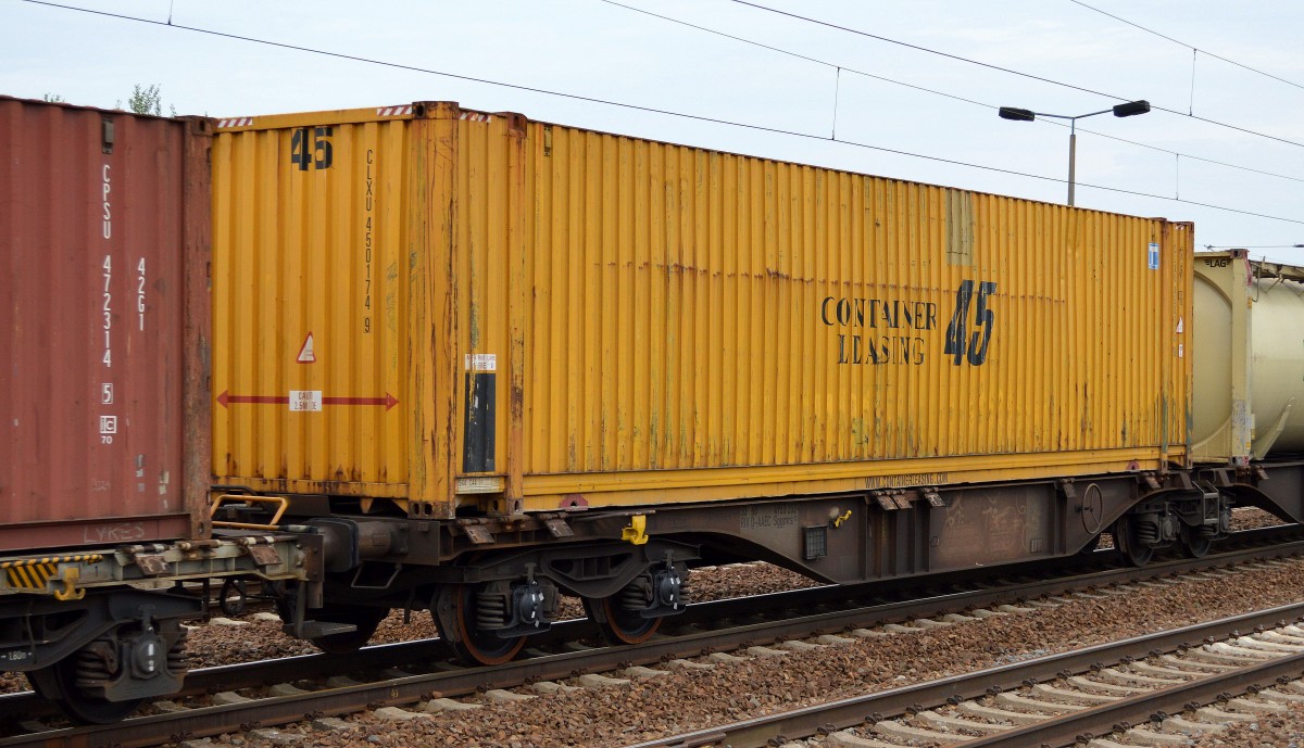 Unterschiedlich gefärbt sind die Mietcontainer der Fa. CONTAINER LEASING COM aus Großbritannien, hier ein gelber 45 ft. Container am 07.08.14 Bhf. Flughafen Berlin-Schönefeld.