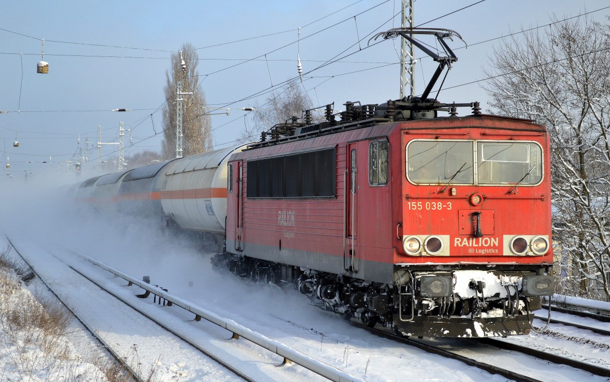 Unverwüstlich bei jedem Wetter im Einsatz, wie sollte es anders sein, eine DB 155ér, 155 038-3 mit Kesselwagenzug am 29.12.14 Berlin-Karow.
