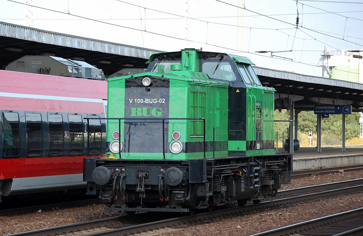 V 100-BUG-02 (202 501-3) bei der Durchfahrt im Bhf. Flughafen Berlin-Sch�nefeld, 14.09.13