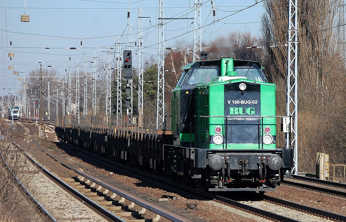 V 100-BUG-02 (202 501-3) der Fa. BUG mit einigen Drehgestell-Flachwagen am 24.02.14 Berlin-Karow.