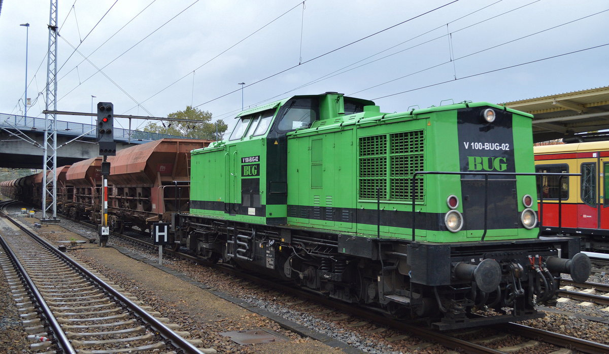 V 100-BUG-02 (202 501-3) mit langem Schotterzug am 11.10.17 Durchfahrt Bf. Berlin-Lichtenberg. 