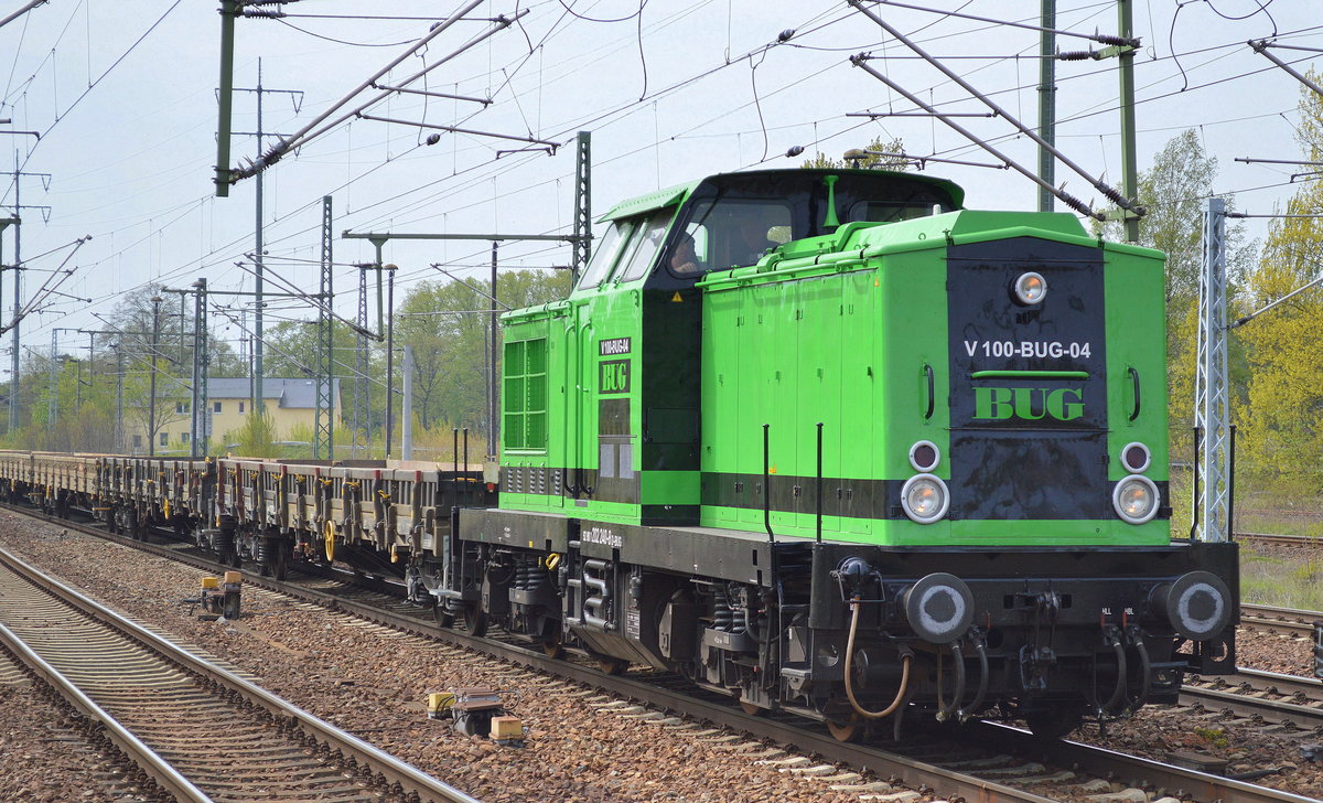 V 100-BUG-04 (202 240-8) mit einigen Drehgestell-Flachwagen am 21.04.17 BF. Flughafen Berlin-Schönefeld.