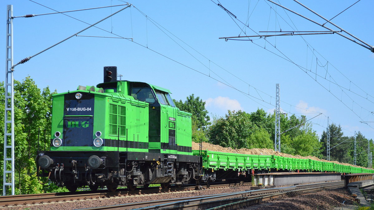 V 100-BUG-04 (202 240-8) mit einigen Drehgestell-Flachwagen mit Sand am 22.05.17 Berlin-Wuhlheide.