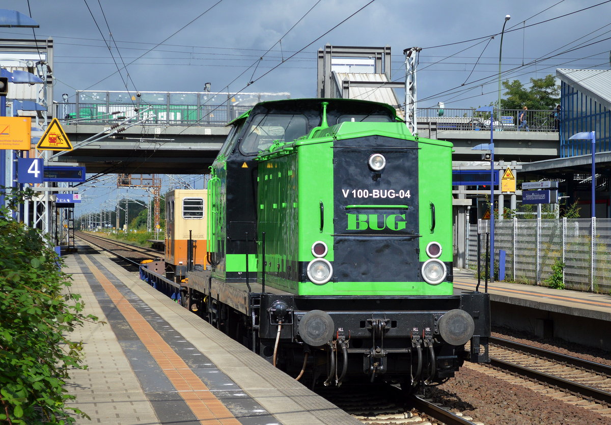 V 100-BUG-04 [NVR-Nummer: 92 80 1202 240-8 D-BUG] mit Niederflurwagen beladen mit einer Raupenmaschine (Drucksondiereinheit der Fa. fugro Berlin, Geotechnologies)am 07.09.17 Bf. Berlin Hohenschönhausen.