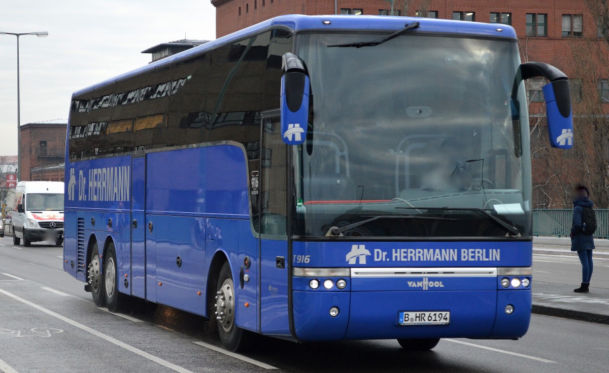 VAN HOOL T 916 ACRON der Fa. Dr. HERRMANN BERLIN am 19.01.15 Berlin-Putlitzbrücke.