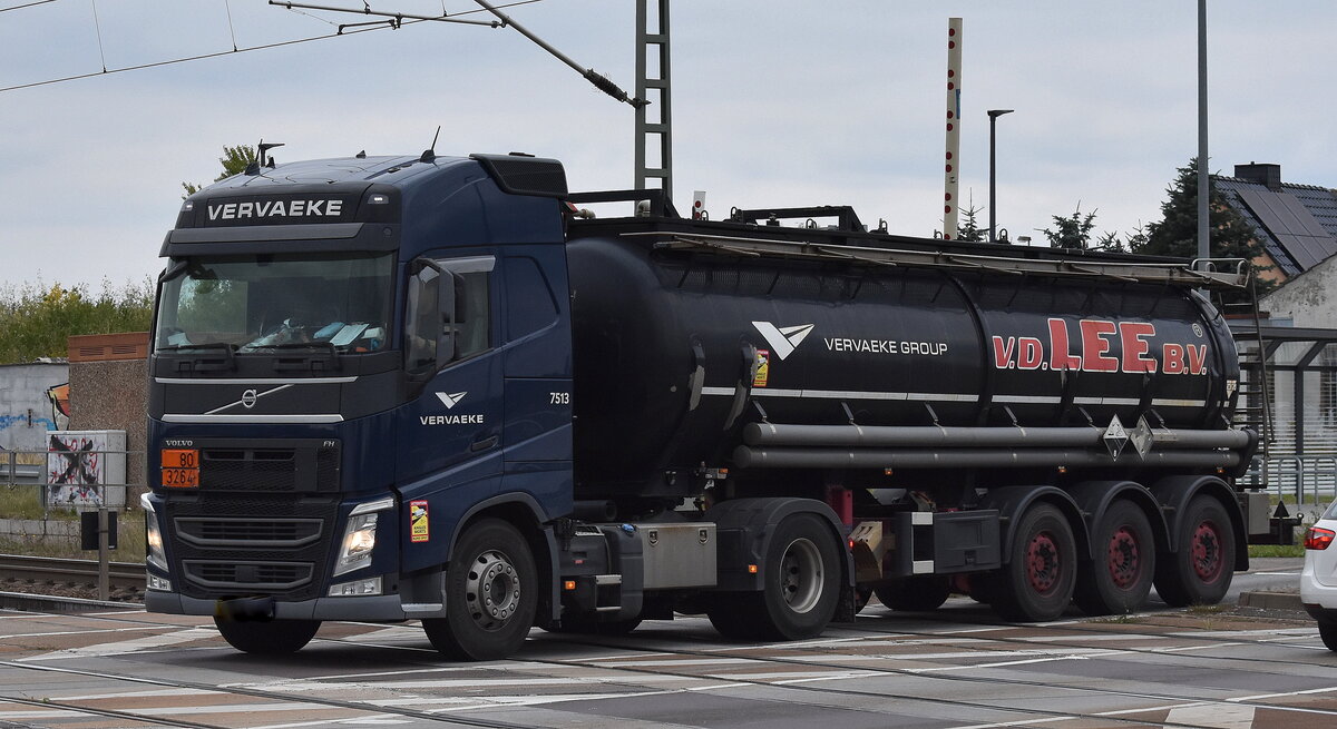 VERVAEKE GOUPE (Belgien) mit einem deutschen Tank-Sattelzug mit VOLVO FH Zugmaschine, Tankinhalt lt. UN-Nr.: 80/3264 = Ätzender, saurer, anorganischer, flüssiger Stoff, N.A.G.  am 01.10.25 Höhe Bahnübergang Rodleben. 