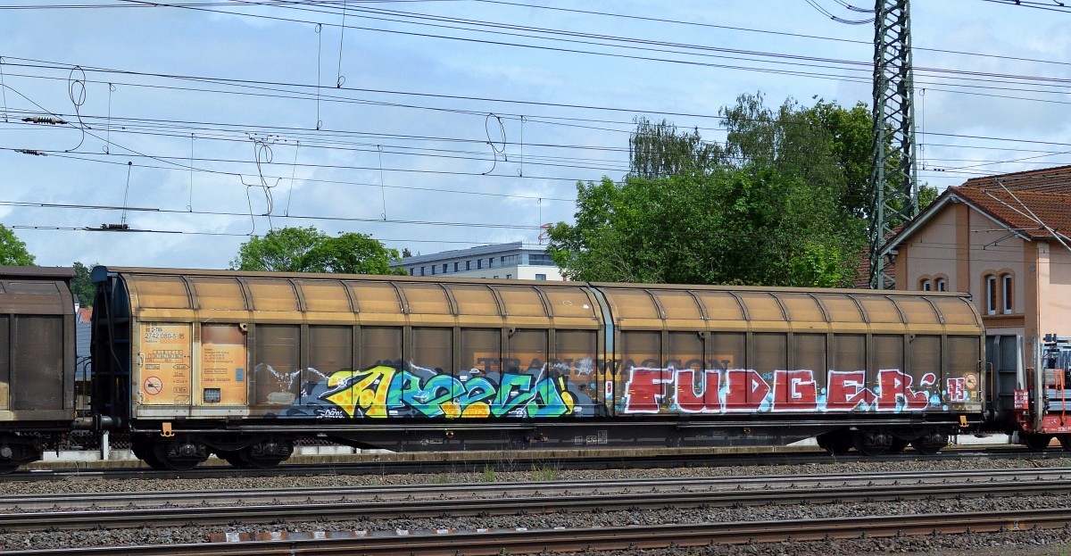 Vierachsiger, gro�r�umiger Schiebewandwagen vom Einsteller TRANSWAGGON mit der Nr. 33 RIV 80 D-TWA 2742 080-5(P) Habbiins 15 am 03.05.14 Bhf. Fulda.