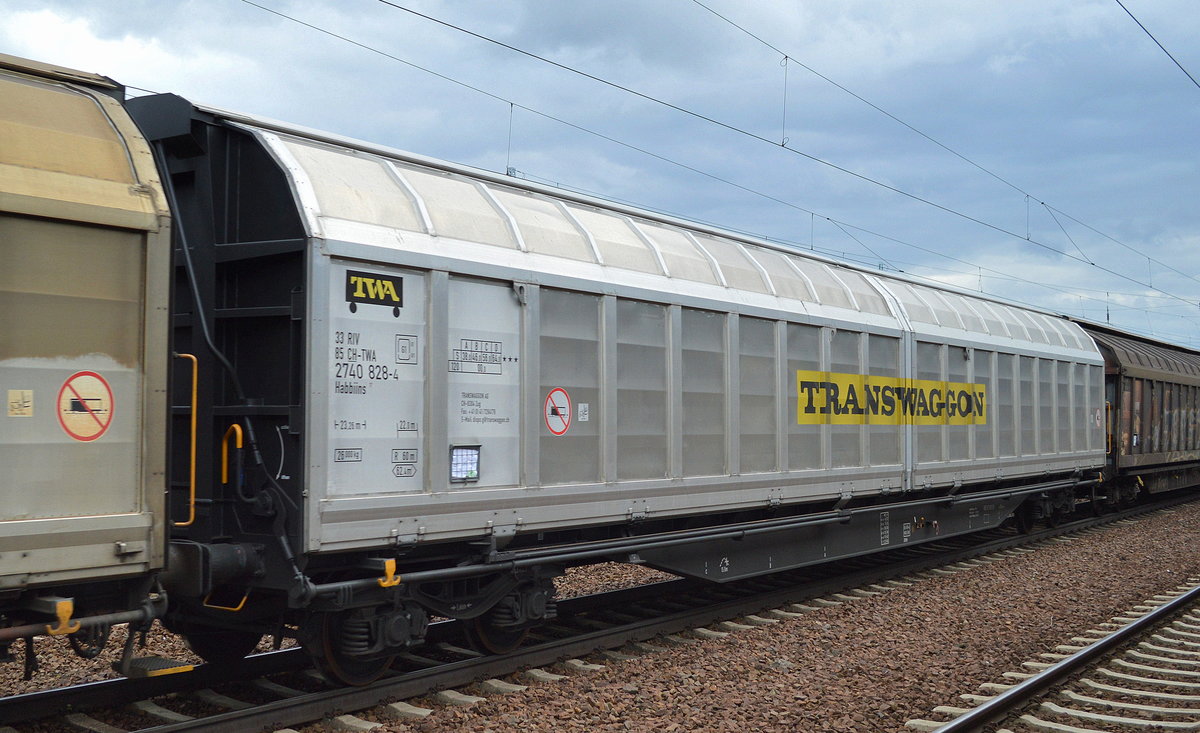 Vierachsiger, großräumiger Schiebewandwagen vom Einsteller TRANSWAGGON mit schweizer Registrierung mit der Nr. 33 RIV 85 CH-TWA 2740 828-4 Habbiins 17 am 11.04.17 Bf. Flughafen Berlin-Schönefeld.