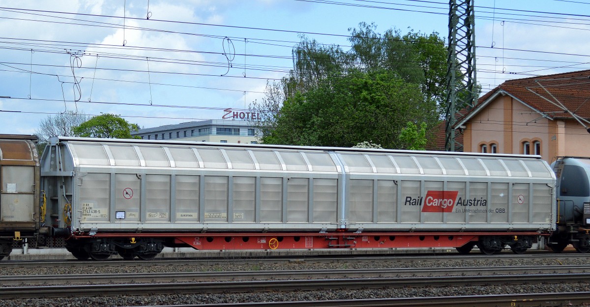 Vierachsiger, gro�r�umiger Schiebewandwagen der Rail Cargo Austria mit der Nr. 31 RIV 81 A-�BB 2743 438-5 Habbiins am 03.05.14 Bhf. Fulda.
