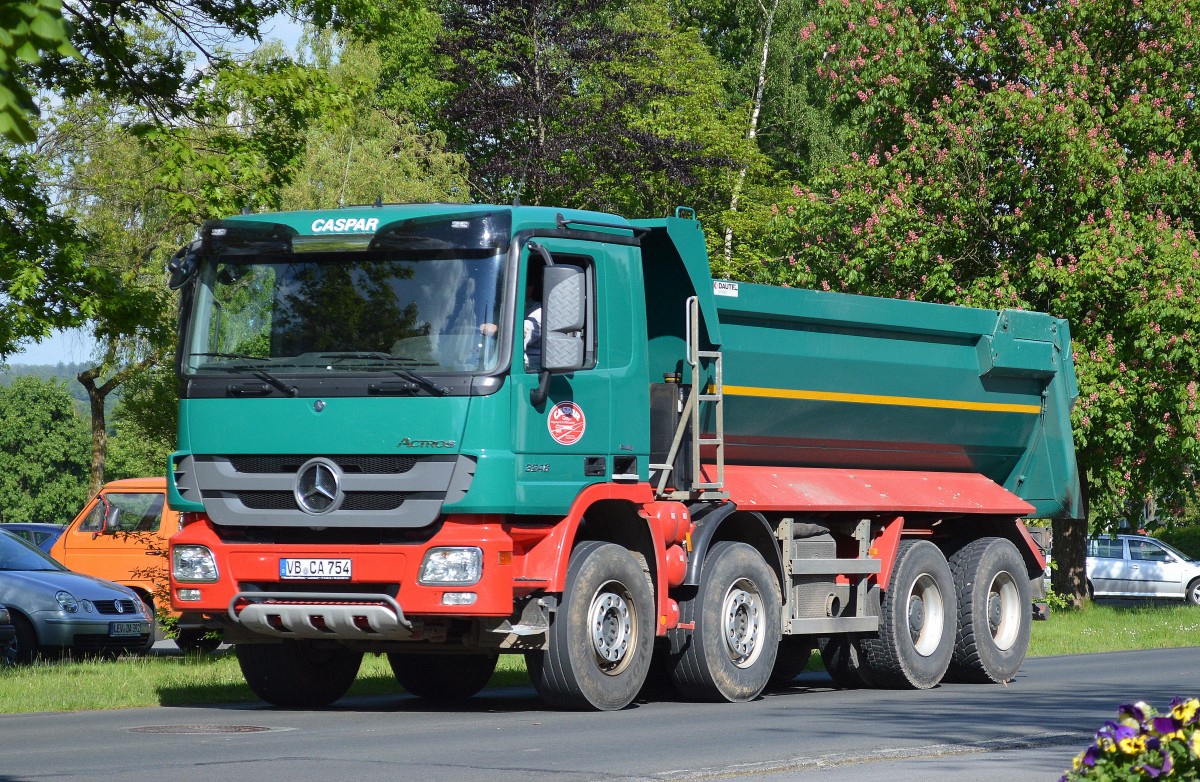 Vierachsiger MB ACTROS 3248 Kipper der Fa.CASPER GmbH am 19.05.14 Hochwaldhausen (Vogelsbergkreis/Hessen)